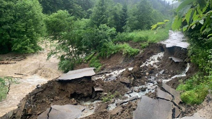 Від запаху води в кранах задихаєшся: у Мінську величезні черги за водою