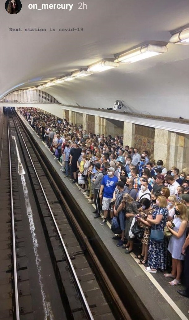У Києві чоловік із ножем зупинив метро, його з пораненням знайшли у тунелі