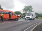 На Львівщині мікроавтобус зіткнувся з легковиком. Постраждали 11 людей