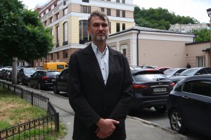 Переселенці скаржаться на відсутність чи складність отримання соціальних виплат. Багато хто від них залежить, каже координатор правозахисних програм Української Гельсінської спілки Олексій Біда
