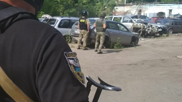 У Полтаві чоловік погрожує підірвати поліцейських гранатою