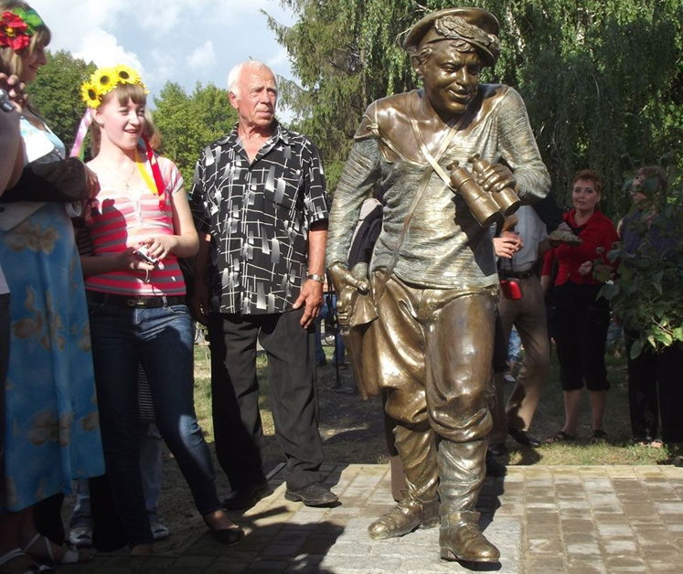 В смт Малинівка районну владу вже практично не помічають (фото: sq.com.ua)