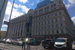 Фото: - Біля&nbsp;<span lang="UK">бізнес-центру &laquo;Леонардо&raquo; працюють правоохоронці</span>