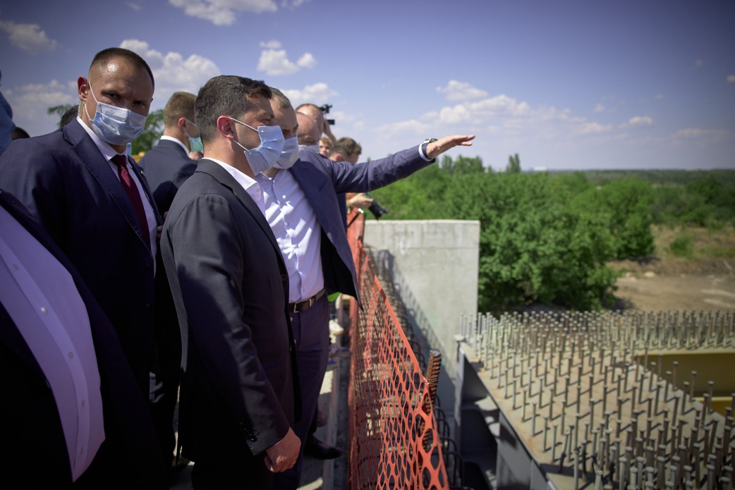 Володимир Зеленський ознайомився з будівництвом мосту в Запоріжжі