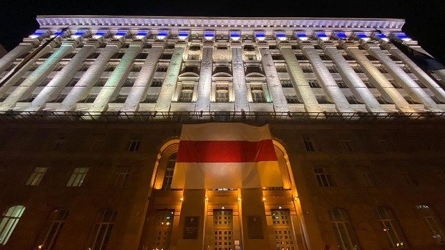Жыве Беларусь! На будівлі КМДА повісили прапор білоруського протесту