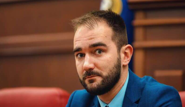 Після низки корупційних скандалів серед «слуг народу» Олександр Юрченко має шанси стати першою показовою жертвою, на яку зважився президент